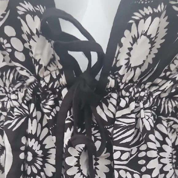 Banana Republic Black and White Floral Kimono - Picture 2 of 4